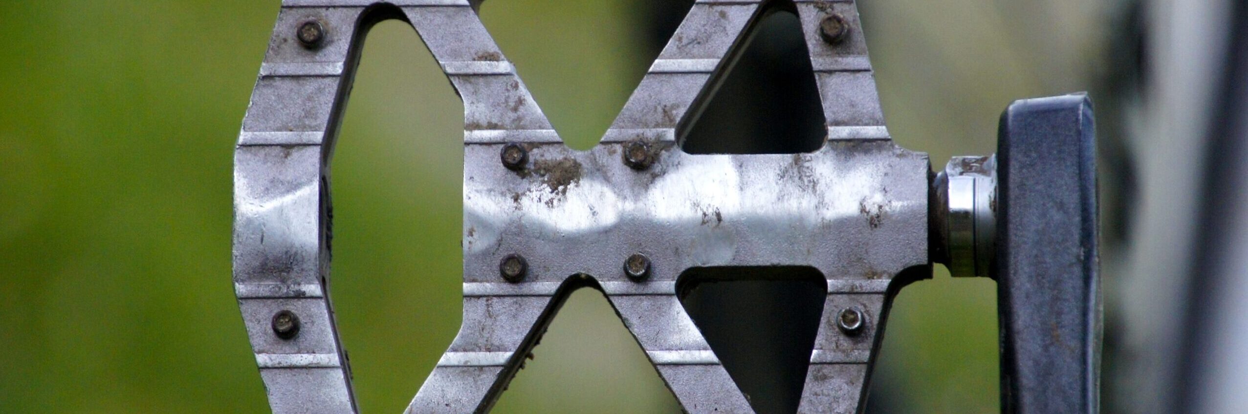 mountain biking 1567941 scaled e1633959207510 - What kind of bicycle pedals are there?