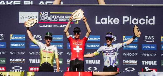 Finn Treudler celebrates on the podium, proudly raising the trophy for his U23 triumph in Lake Placid.