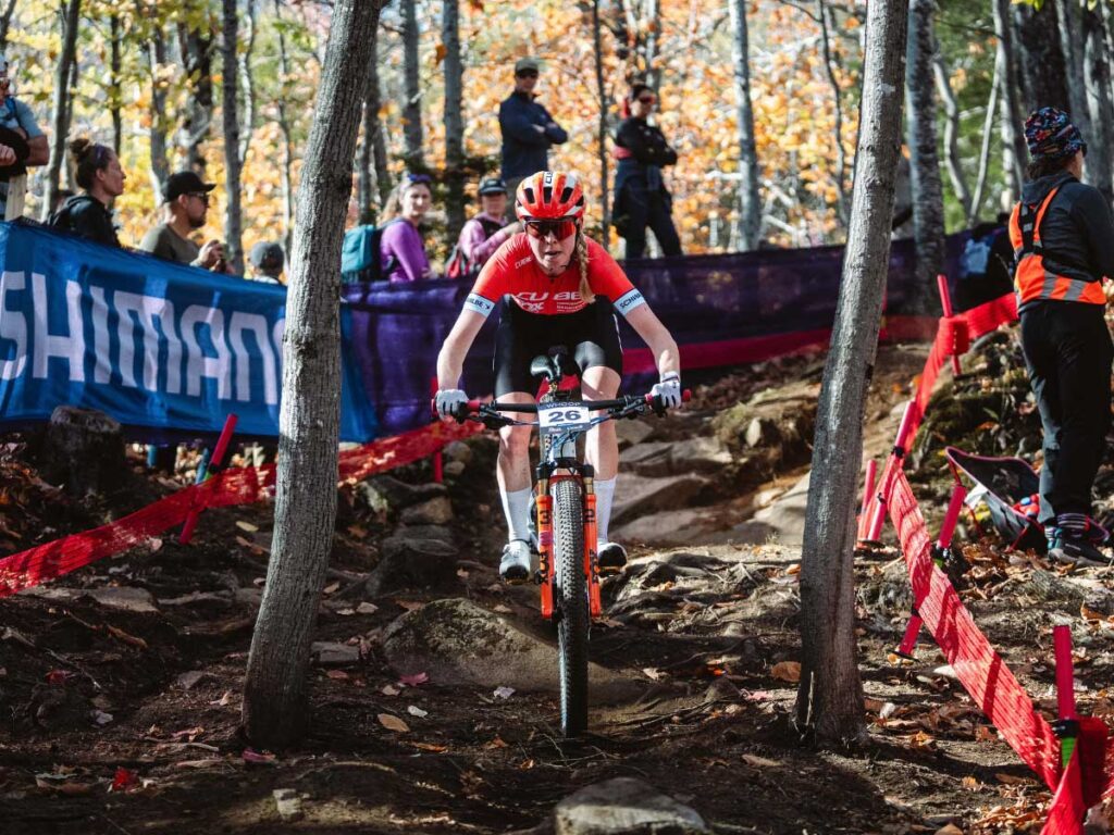 Kira Böhm rides with full concentration through the technical forest section at the Cube Factory Racing Season Finale 2025 in Mont-Sainte-Anne on her Cube mountain bike. Kira Böhm rides with full concentration through the technical forest section at the Cube Factory Racing Season Finale 2025 in Mont-Sainte-Anne on her Cube mountain bike.