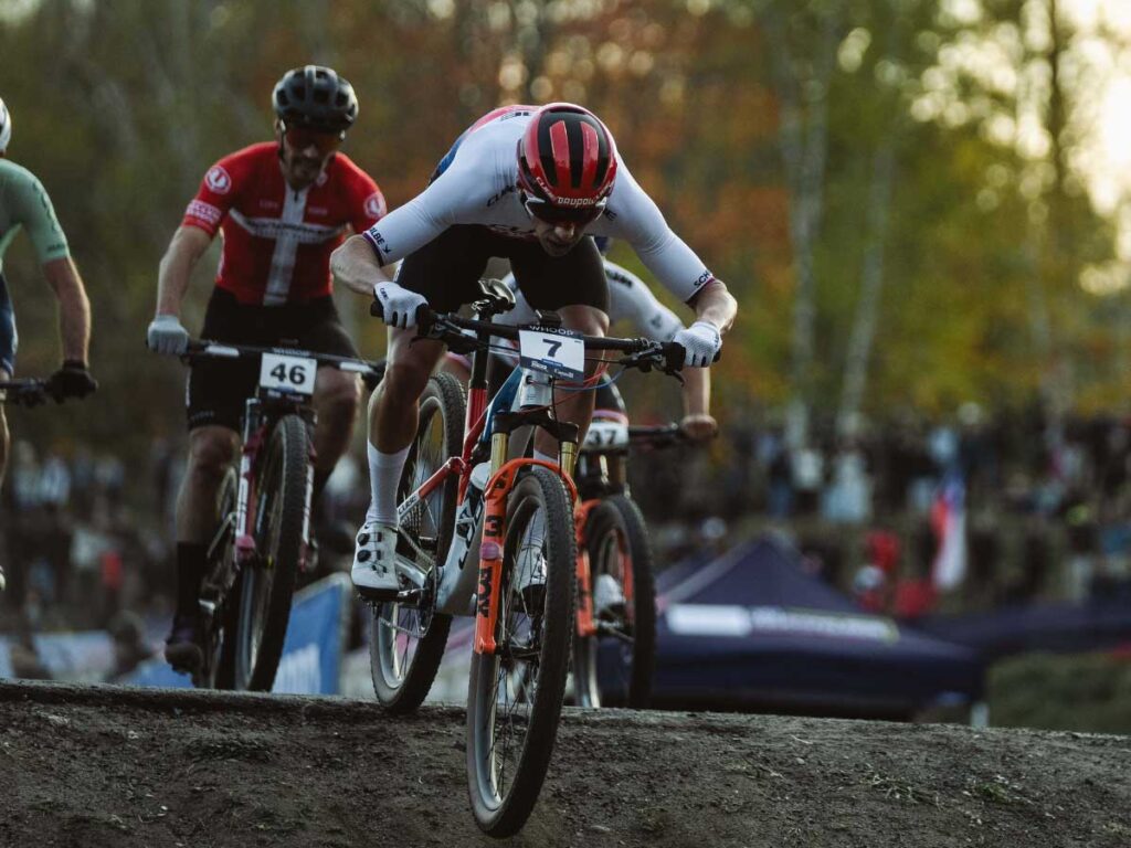Ondřej Cink tackles a demanding descent at the Cube Factory Racing Season Finale 2025 in Mont-Sainte-Anne and demonstrates full control on his Cube bike. Ondřej Cink tackles a demanding descent at the Cube Factory Racing Season Finale 2025 in Mont-Sainte-Anne and demonstrates full control on his Cube bike.